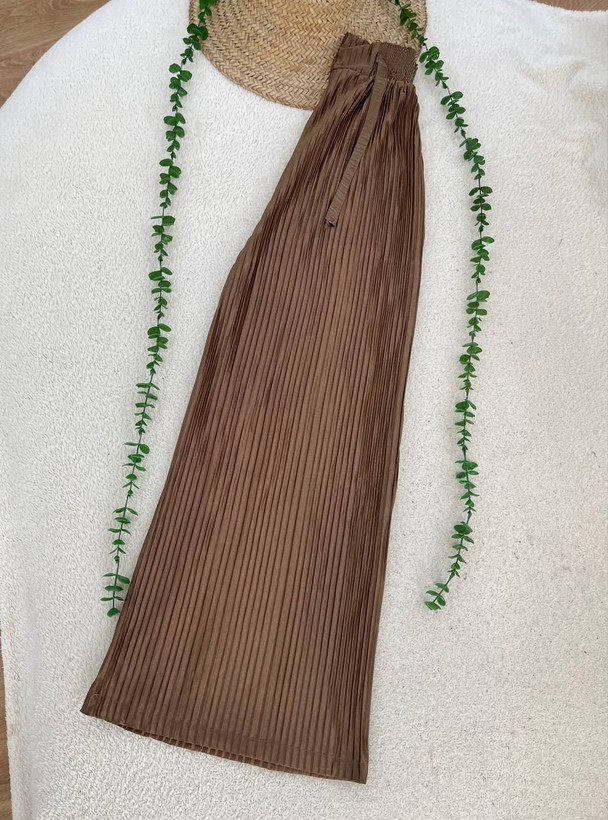 شلوار پلیسه زنانه ساتن شتری نمای پارچه