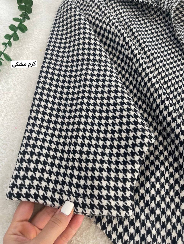 نمای نزدیک آستین پانچ گلبرگ کرم مشکی